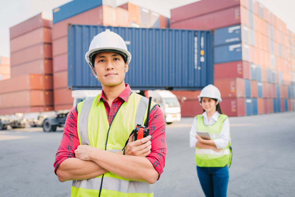 confident-asian-foreman-staff-woman-logistic-industry.jpg confident-asian-foreman-staff-woman-logistic-industry.jpg