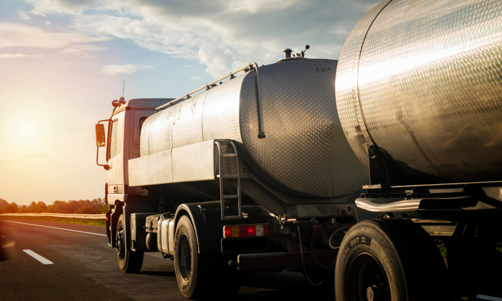 truck-highway-pulling-load.jpg truck-highway-pulling-load.jpg